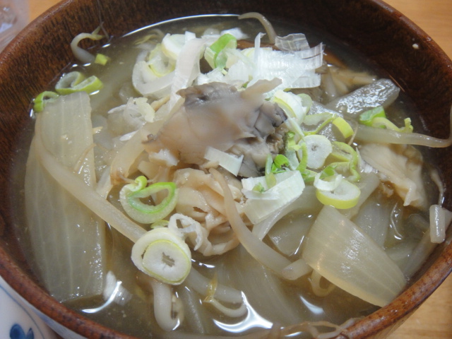 冷やしラーメン、冬瓜の餡かけ、豚汁、焼きお握りです。_d0230658_19055100.jpg