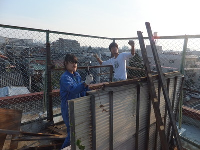 幸町ワークキャンプ!?屋上の片づけをしています☆_a0080406_1394691.jpg
