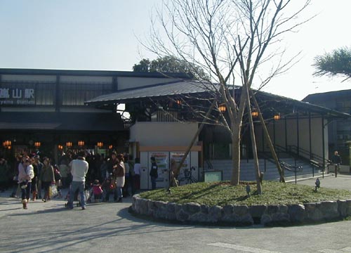 ●嵐山駅前の変化、その152(ホテル、売店、駅舎から広場、脇道)_d0053294_1271764.jpg