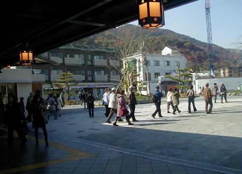 ●嵐山駅前の変化、その152(ホテル、売店、駅舎から広場、脇道)_d0053294_1274355.jpg
