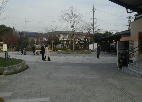 ●嵐山駅前の変化、その153(脇道から広場、桜の林)_d0053294_2355559.jpg