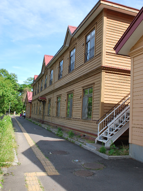 旧函館市立谷地頭小学校模造品(函館レプリカ建築コレクション、その2)_f0142606_6374065.jpg