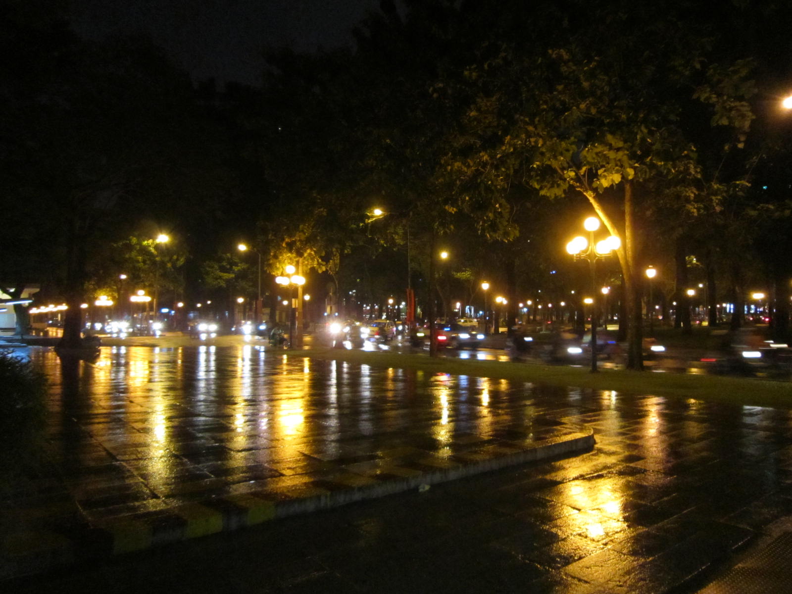 ホーチミンの夜はしとしと雨 夜景ツアーは 夕食は Transit