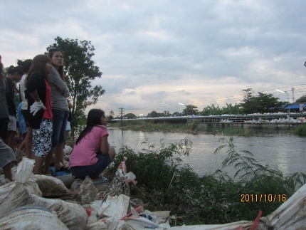 タイの洪水の現状_b0100062_7101531.jpg