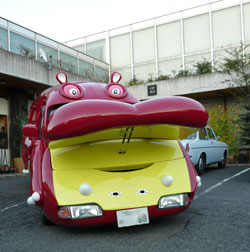 超ビッグなお客さま!?「カバ車」ん ご来店。_a0017350_7292671.jpg