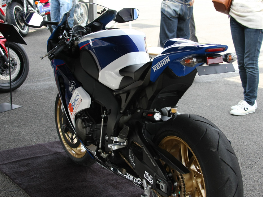 CBR1000RR 伊藤 真一レプリカ（2010 KeihinKohara R.T. カラー）_d0244687_22461421.jpg