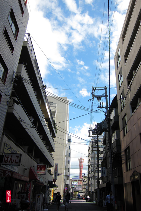 \"Between\" Kobe Port Tower. September 2011_c0187744_22554437.jpg