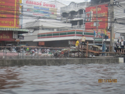 タイ洪水其の三いよいよ其処まで_b0100062_1843041.jpg