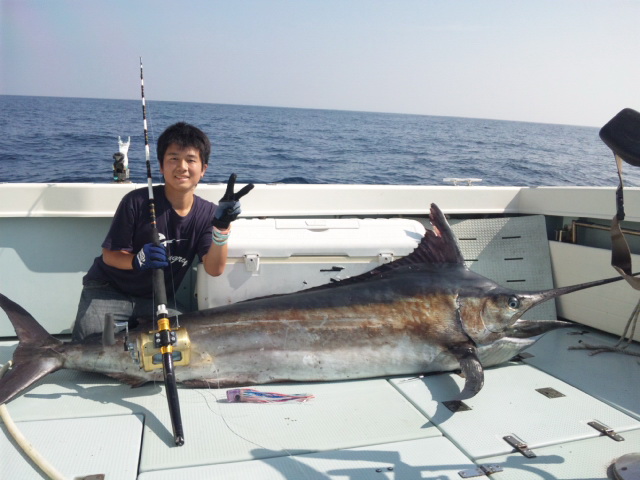 玄界灘のS艇さんのJrが、またシロカワ98.5kg！！ 【カジキ・マグロトローリング】_f0009039_124912.jpg