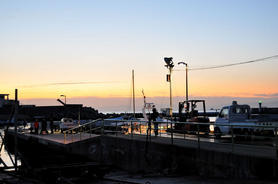 須磨漁港の日の出は×・×・×_d0148541_2033363.jpg