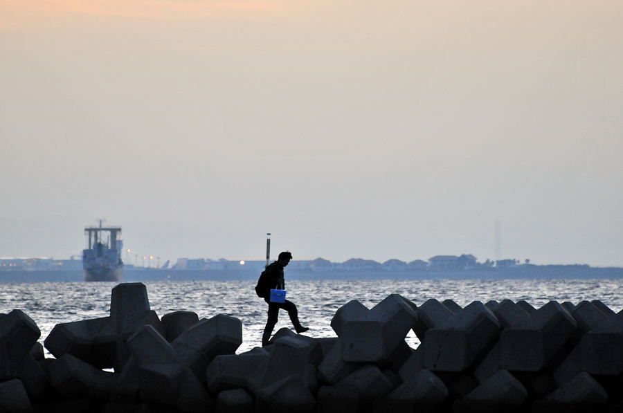須磨漁港の日の出は×・×・×_d0148541_2063382.jpg
