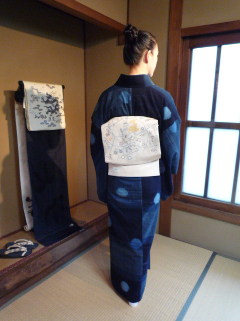 はごろもさん・素敵な藍染木綿絣の着物に染め帯_f0181251_17574262.jpg