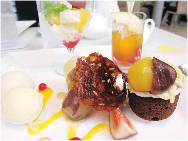 【タカノフルーツパーラー上大岡店の「秋のくだもの」】_c0042960_17141870.jpg