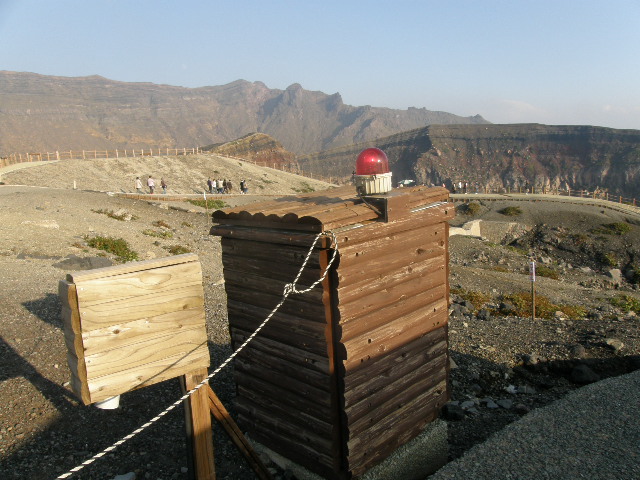 活火山　阿蘇山噴火口まで行ってきました。_c0141933_2219106.jpg