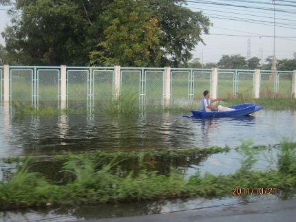 タイの洪水。其の四.タマサート大学前の2車線は通行不能カヌーです_b0100062_11134792.jpg