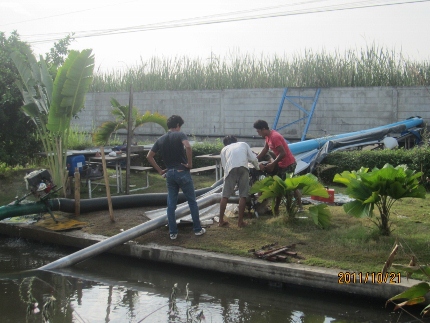 タイの洪水。其の四.タマサート大学前の2車線は通行不能カヌーです_b0100062_11221176.jpg