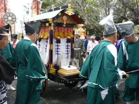 須賀神社の神宝「直方隕石」　　平成23年10月22日_d0163575_20344762.jpg