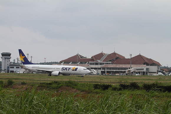 宮古空港でのスカイマーク_e0204891_1439817.jpg