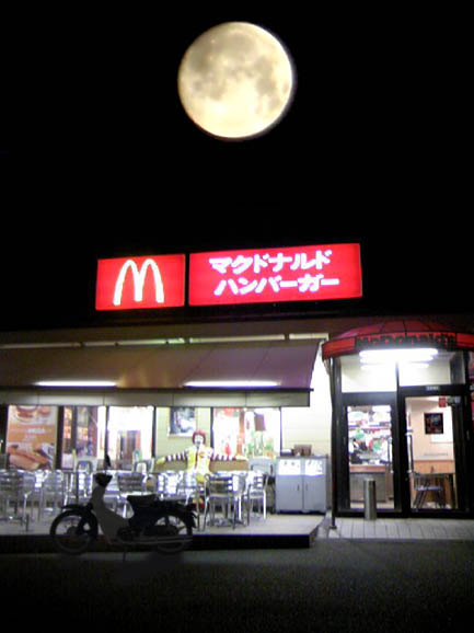 斜陽のマクドナルド_c0083518_1654388.jpg