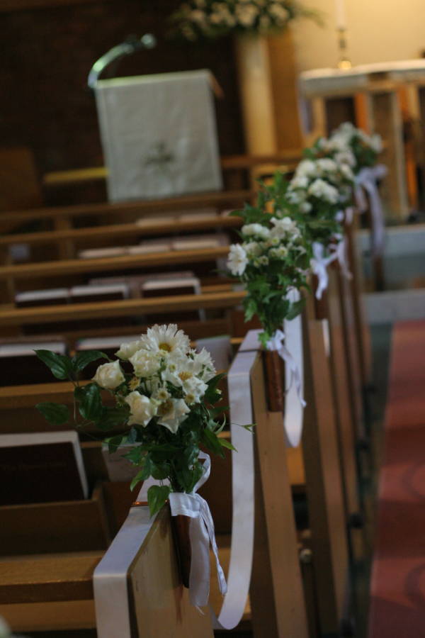 チャペルの装花　花を飾るのではなくサポートをする　聖オルバン教会さまへ_a0042928_2017281.jpg