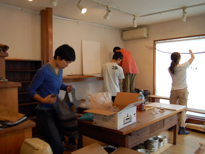 にぎやかな搬入日。_a0026127_21221519.jpg