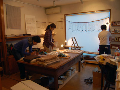 にぎやかな搬入日。_a0026127_21223480.jpg