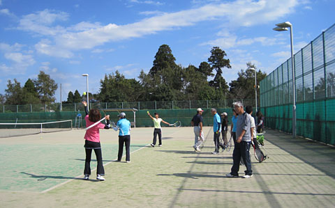 水曜テニスサークル、会員が増えました_a0151444_1561140.jpg