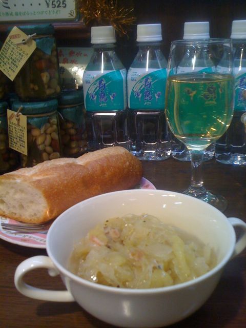 豚とリンゴのザワークラウト煮に酒種パン、白ワインでキメてみました♪まだまだ夜ベルク、ココロもカラダもあったまりますよ♪_c0069047_202473.jpg