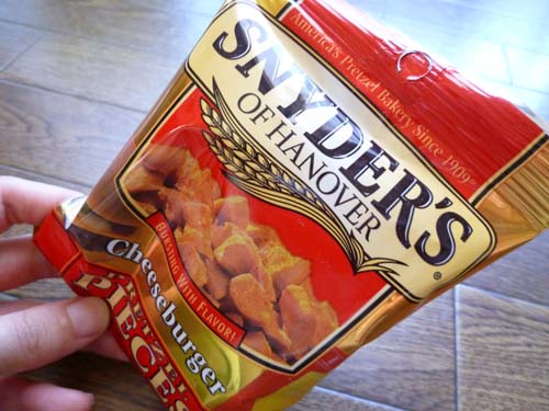 SNYDER\'S チーズバーガー味_c0152767_2225273.jpg