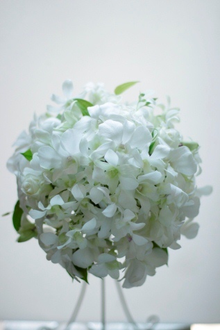 真っ白なデンファレのラウンドブーケ きらら 花だより ベイエリア 海浜幕張の花屋