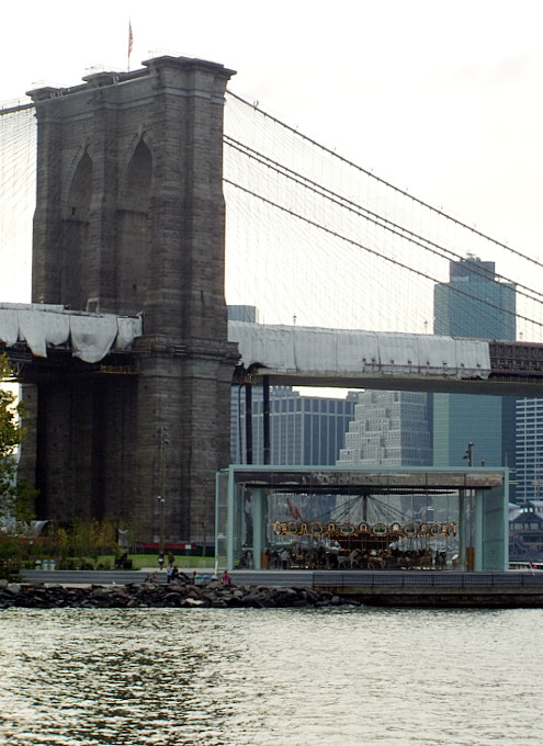 ニューヨークに新名所、ブルックリン橋のたもとに超レトロなメリー・ゴーランドが登場!!!_b0007805_1101128.jpg