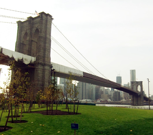 ニューヨークに新名所、ブルックリン橋のたもとに超レトロなメリー・ゴーランドが登場!!!_b0007805_1104784.jpg