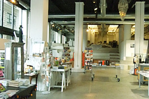 つくづく興味深いニューヨークの独立系書店 パワーハウス・アリーナ(Powerhouse Arena)_b0007805_11364398.jpg