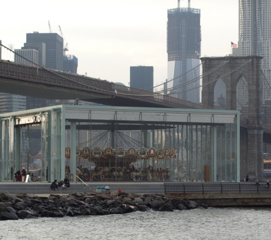 ニューヨークに新名所、ブルックリン橋のたもとに超レトロなメリー・ゴーランドが登場!!!_b0007805_193215.jpg