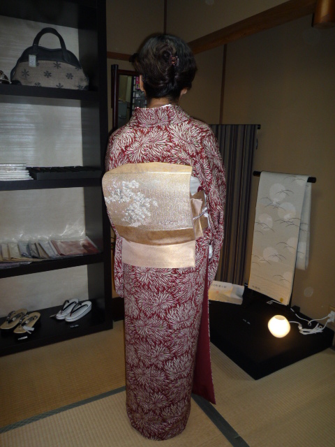 野田淳子さん・華やかな菊の小紋と帯。_f0181251_17532367.jpg