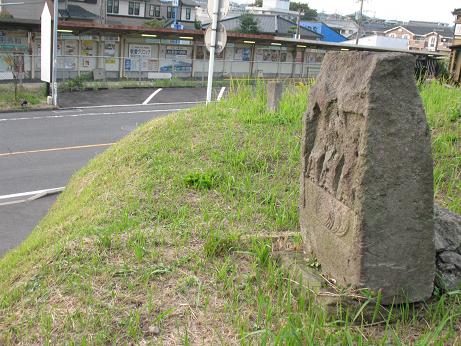 坂之上駅近くの土手にぽつんと建つ三体地蔵？_e0130185_23151973.jpg