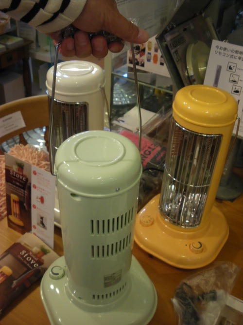 昔ながらの石油ストーブを思わせる、ノスタルジックなデザインのカーボンヒーター...Nostal Stove♪♪_b0125570_10333249.jpg