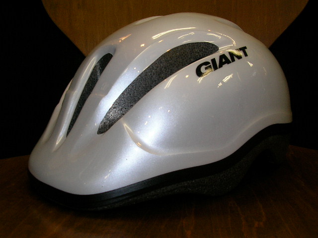 GIANTのヘルメットが入荷!(子供用)_b0189682_16302025.jpg