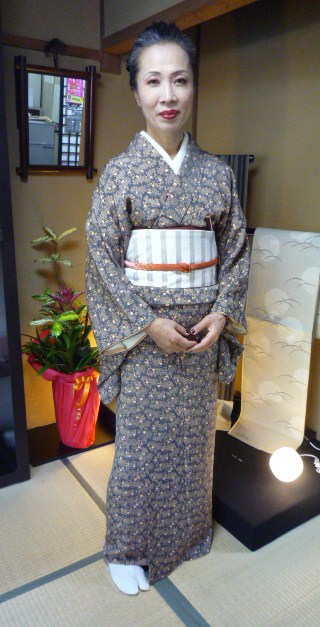 加藤ますえさん・菊の着物に菊のかんざし。_f0181251_17581310.jpg