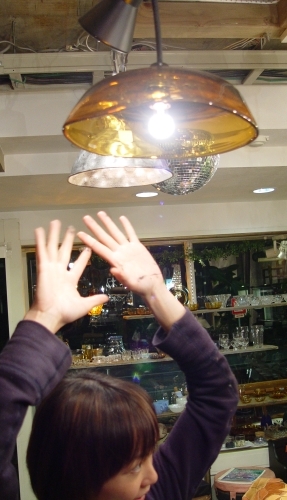 古いあめ色ガラスのペンダントライト _a0096367_2144511.jpg