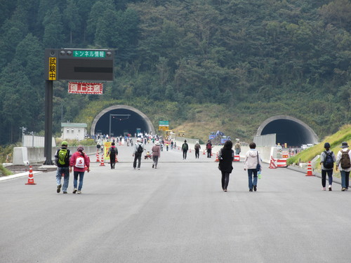 第二東名高速道路を歩きました！_e0238112_7294615.jpg