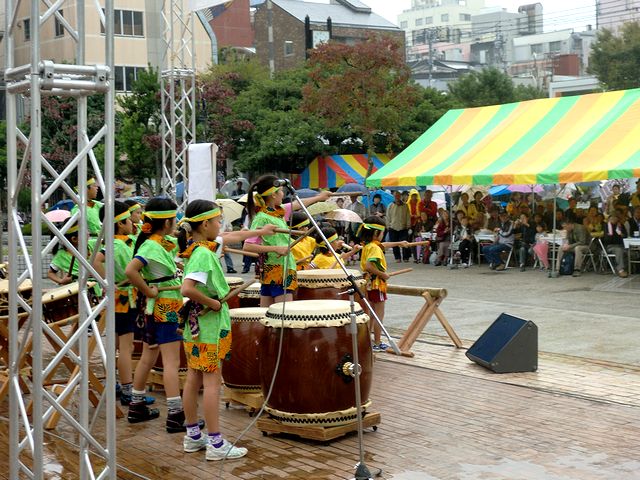 雨でも大成功、「第１２回高知赤旗まつり」_e0255020_9255319.jpg