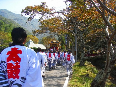 第２５回　神輿も人も神社へ集まる_b0191932_9172574.jpg