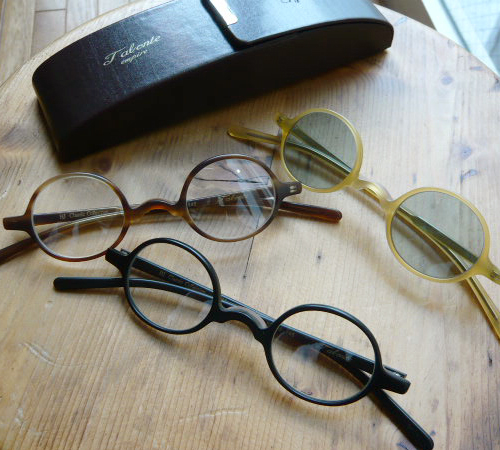 本物のセルロイドにマット加工を施した丸メガネ』とコボちゃん