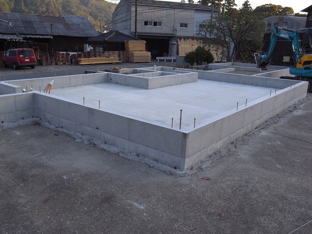 コンクリート　流し込み　立ち上がり施工_c0124828_1130465.jpg