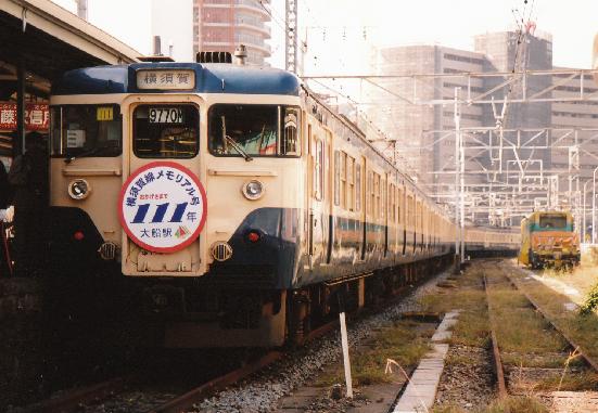 赤い電車は白い線