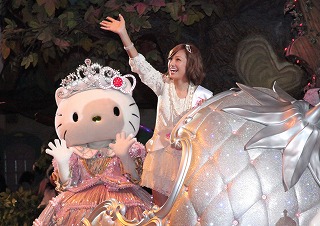 ガルネク千紗がサンリオピューロランドの一日館長に！自らとハローキティの誕生日をWでお祝い！！_e0025035_134229.jpg