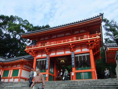 円山公園から八坂神社、骨董通りを散策_f0120102_18555092.jpg