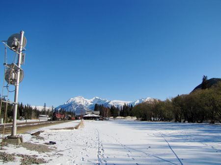 『氷点下15℃の朝』のバンフの様子；川でカヤック？＆町中は？_b0051109_6102321.jpg