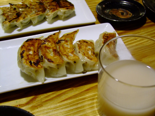 「人形町 日本橋焼餃子のスタミナ大餃子とソウルマッコリ」_a0000029_2359239.jpg